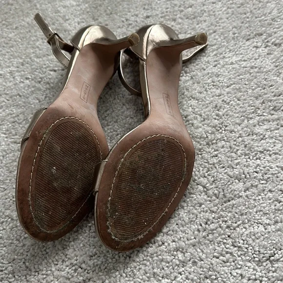 Women’s gold dress sandal - Picture 4 of 5